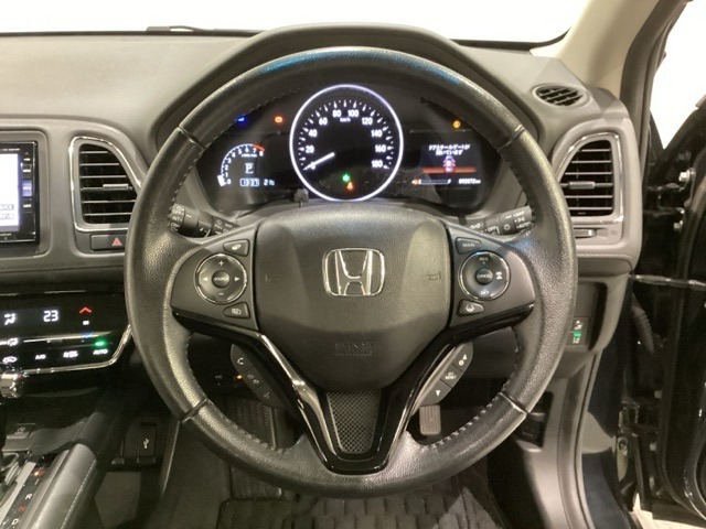 ハンドルにHondaセンシング系のクルーズコントロールやレーンキープアシストなどのスイッチと、オーディオの操作スイッチが装備されています。ハンドルから手を離さず安全に操作できます。