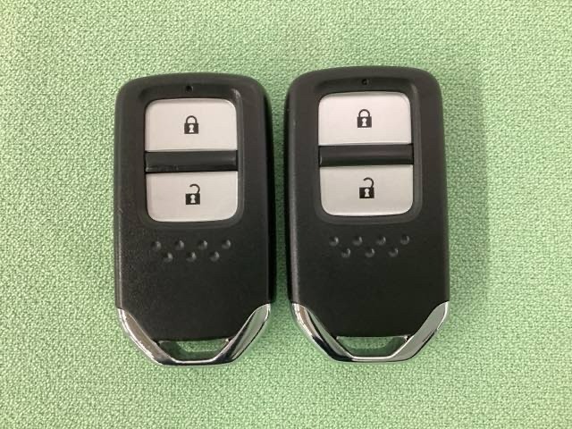 スマートキーを装備しています。鍵を差し込むことなくドアロックの開け閉めと、スタートボタン操作でのエンジンスタートができます。スペアキーも同じものを用意しております。