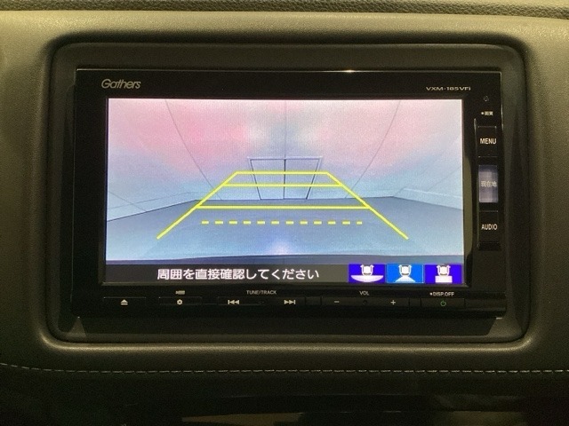バックでの車庫入れも安心です！　リアカメラが付いているバックモニター付のナビを装備しております。操作線もついており距離感も画面から確認できます。