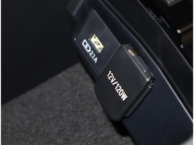 コンソールボックス内にUSB挿入口とシガーソケット挿入口が1つずつあります。