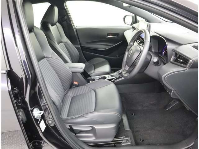 目線の位置も高くて運転席からの視界も良好です。シート高さ位置も調整できるので、乗りやすいですね。ひじ掛けにドリンクホルダーが2つあり、ひじ掛けの内部にUSB挿入口とシガーソケットが1つずつを装備