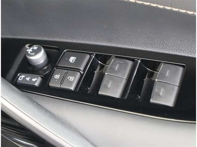 パワーウィンドウのスイッチです。運転席に居ながら助手席の窓を開け閉めできるので便利ですよ。ロック機能も付いているので子供がイタズラして窓を開けるという事もできなくできますよ。