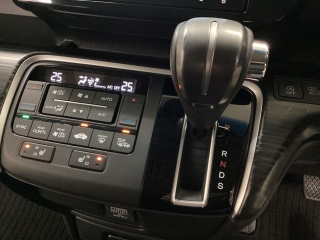 CVT車のセレクトレバーです。低速から高速まで、変速ショックのないスムーズな走りを実現するとともに、エンジン効率のよい領域を維持することで燃費にも貢献します。