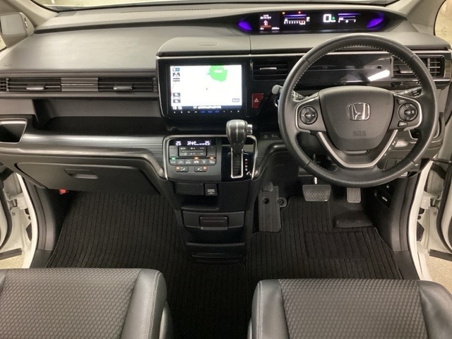 車内は光触媒抗菌消臭施工済です。インパネ周りはスタイリッシュなデザインです。グローブボックスやカップホルダーのほかにトレーなどたくさんの収納スペースが付いています。