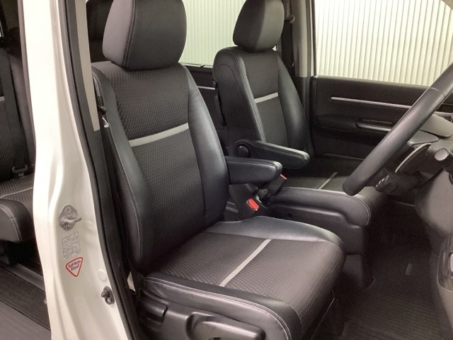 女性でも運転がしやすいように、シートの高さ調整機能（シートリフター）がついています。広い足元にゆったり座れるシートには肘掛も装備しており長距離の運転でも疲れにくいシートです。