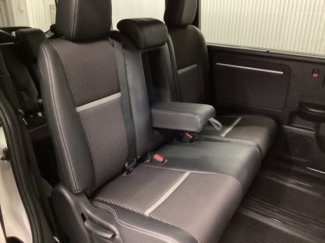 2列目シートは背もたれの角度調節ができるベンチシートになっております。長距離運転になってもゆったりとできるようにアームレストがついてます。