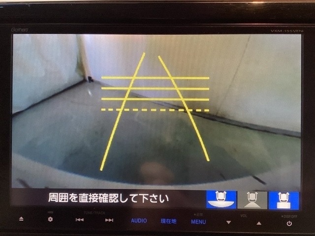 バックでの車庫入れも安心です！　リアカメラが付いているバックモニター付のナビを装備しております。操作線もついており距離感も画面から確認できます。