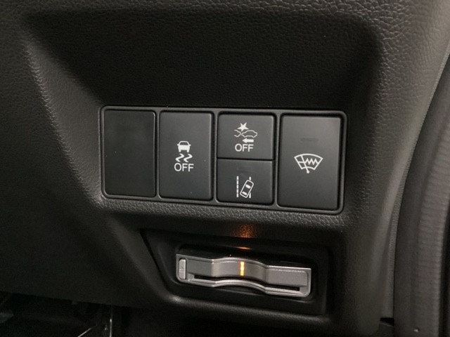 Hondaセンシング用の、VSA（ABS＋TCS＋横滑り抑制）解除とレーンキープアシストシステムのメインスイッチなどはハンドルの右側に装備しています。