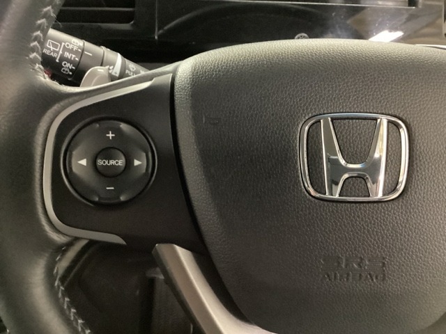 ステアリングスイッチがついていますので、オーディオのチャンネル変更、ボリューム、ジャンル変更が操作可能です。ハンドルから手を離さず安全に操作できます。