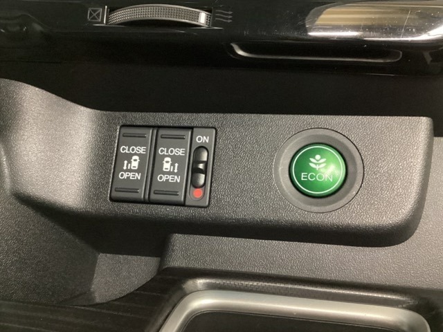 リアドアは乗り降りに便利な両側電動スライドドアです。また運転席に座っていながらスイッチ操作で自在にスライドドアを開け閉めできます。燃費に役立つECONボタンもここです。
