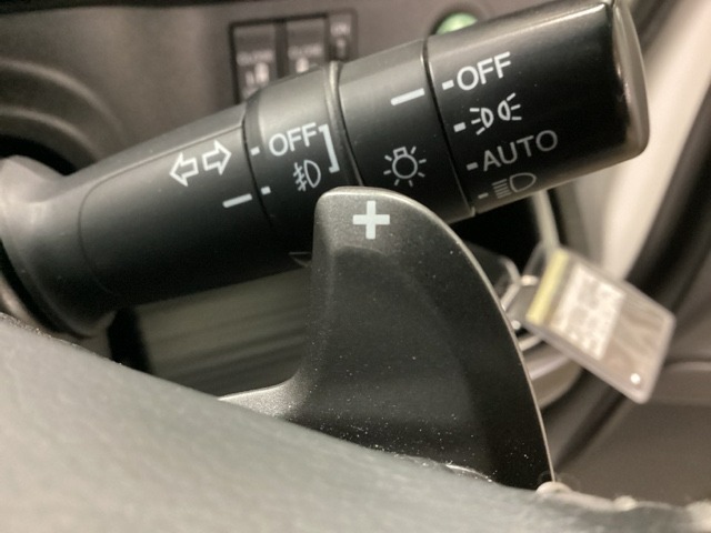 ステアリングの裏側、左右にパドルシフトがついています。右が＋、左が-の操作でシフトチェンジを行い、エンジンブレーキなどのマニュアル操作ができます。