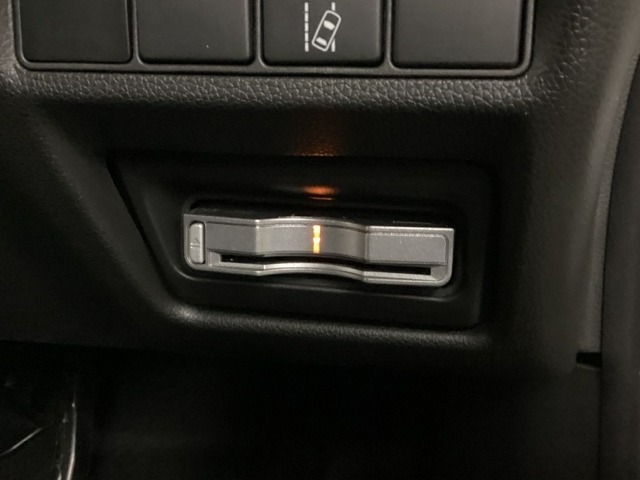 ハンドルの右下にETCがついています。高速道路の料金所の通過も楽々です！。　カードの取り出しもしやすい場所についています。