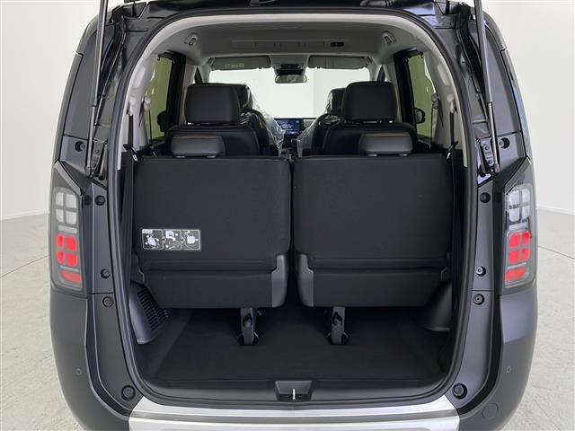 【トランク】積み込みやすくて、たっぷり積める荷室です。シートアレンジできるものは、乗車人数と荷物の量や大きさによってシートを動かすことができるので、より快適なドライブが可能です！