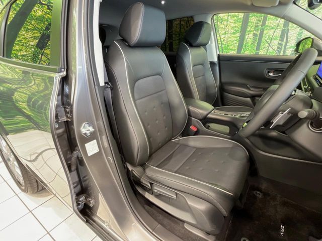 運転席シート廻りは使用感も少なく、良好な状態となっています。前オーナー様が丁寧に使っていたことがよくわかりますね。