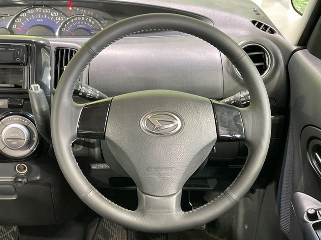【純正革巻きステアリング】上質な革を使用することで、手にしっかり馴染みとても運転しやすいハンドルです♪