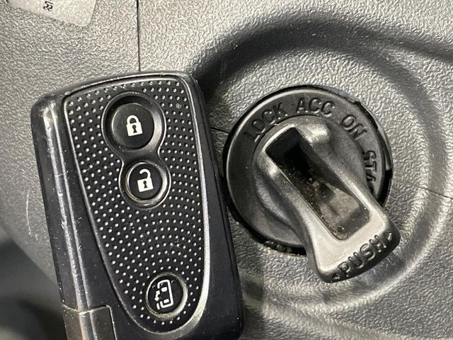 【キーレス】少し離れた場所からでもボタン一つでドアの開錠・施錠ができるのでとっても便利！ドアの鍵穴周りに傷をつけることもありません♪