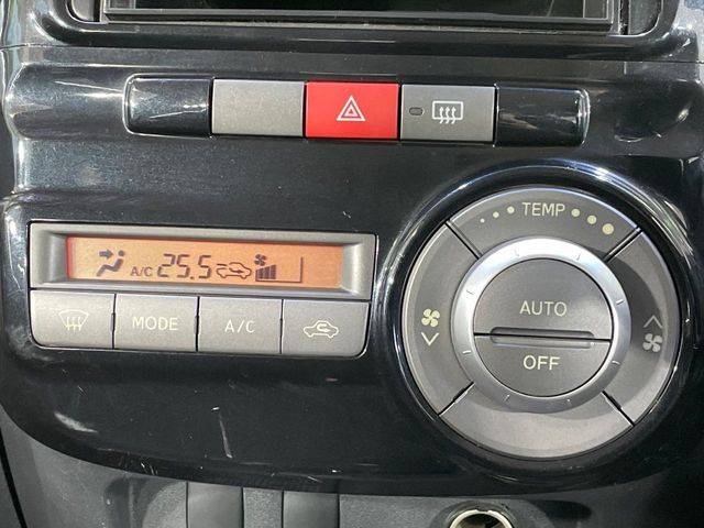 【オートエアコン】一度お好みの温度に設定すれば、車内の温度を検知し風量や温度を自動で調整。暑い…寒い…と何度もスイッチ操作をする必要はありません。快適な車内空間には必須の機能ですね♪