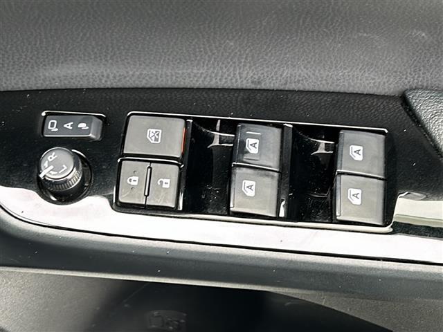 気になる車はすぐにお問い合わせください！画面右側の0066から始まる無料ダイヤルからお問い合わせ下さい！専門スタッフがお車のご質問にお答えいたします！
