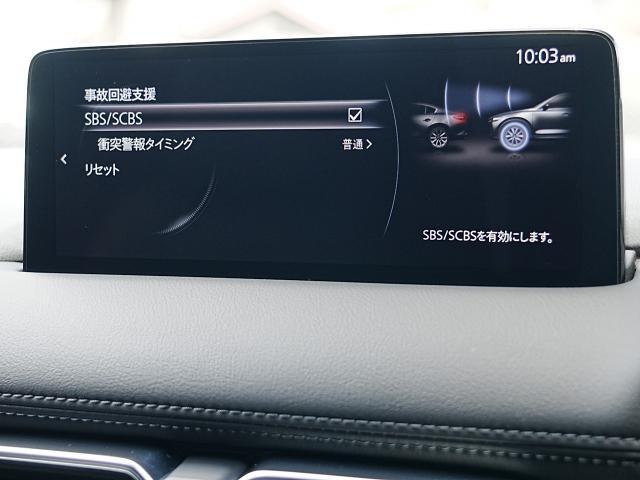 こちらのお車には先進安全装備が多数搭載されています。衝突被害を回避あるいは軽減するためのブレーキや、後方死角からの接近警報、車線逸脱を防止する警報装置など、詳しくはスタッフまでお尋ねください。