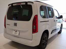 マイナーチェンジ後の車両でリアバンパーもカラーが入ります。