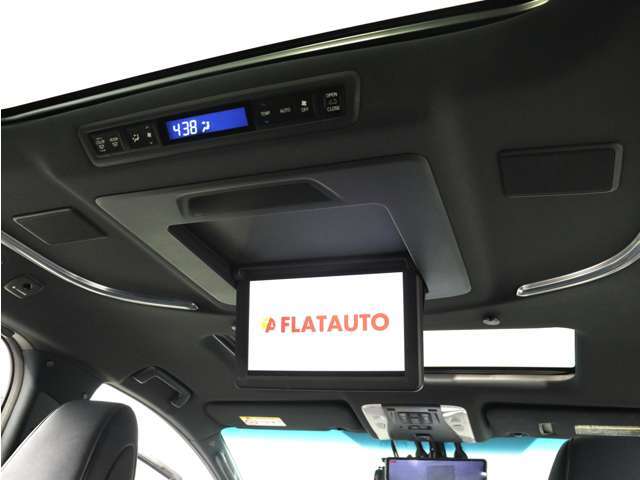 【電動後席モニター】JBLプレミアムサウンド専用！電動開閉後席フリップダウンモニターです。5.1chサウンド対応、17スピーカーの専用音響システムとなり、人気の装備になります。