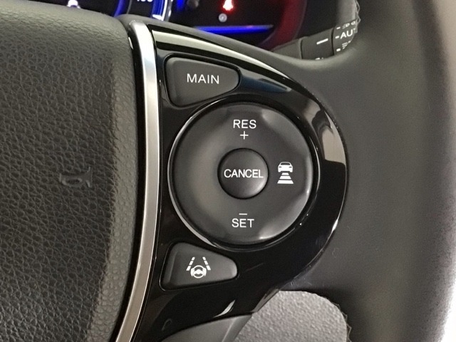 【アダプティブ・クルーズ・コントロール】予め設定した車速内でクルマが自動的に加減速。 前走車との適切な車間距離を維持しながら追従走行し、高速道路でのドライバーの疲労を軽減してくれる嬉しい機能付♪