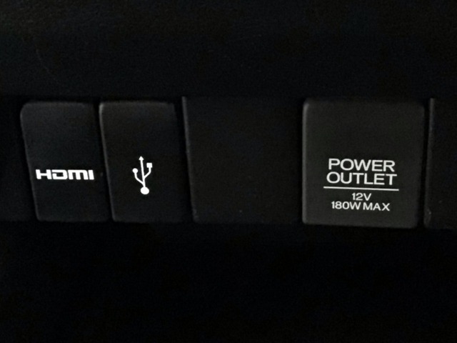 HDMIポート、USBポートが装備されております。HDMIポートを他の機器と繋げることによって、モニターへ映像を流すことができます。