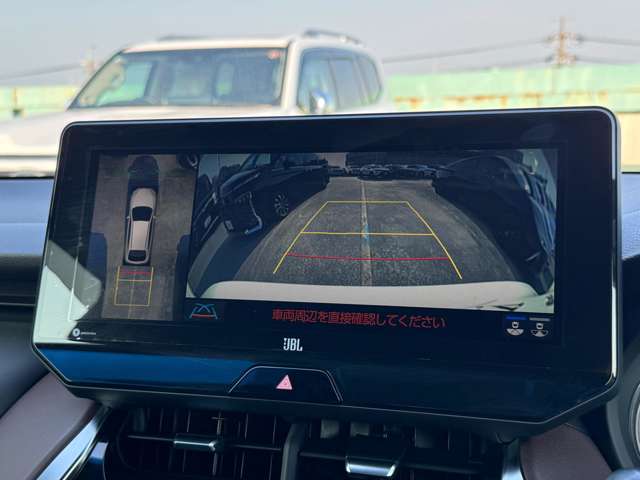 『パノラミックビューモニター』360度カメラも装着されております！車内のスイッチで切り替え可能です！リバース時には、自動でバックカメラと併用で映し出されますので、全周囲を確認しながら後退可能です！！！