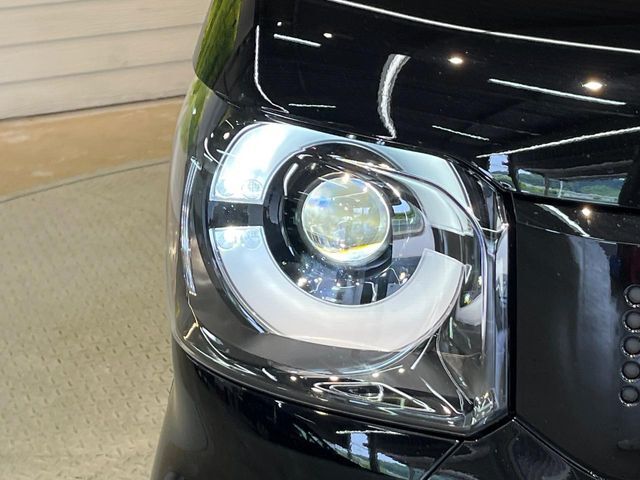 【LEDヘッドライト】悪天候や夜間走行時も良好な視界を確保し安心して運転できる高輝度LEDヘッドライトを装備！点灯速度が早く、消費電力も抑えられています。