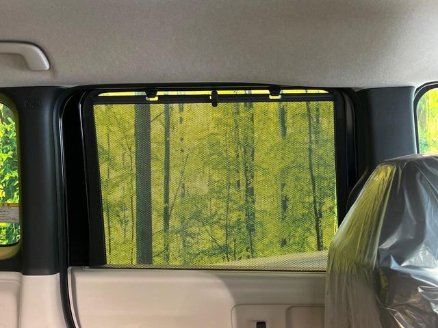 【ロールシェード】日差しや車外からの光が眩しいときにサッと引き出して使える、ロール格納タイプのサンシェードを装備。後席に乗ったお子様がウトウトしだした時など、ぜひご活用ください♪