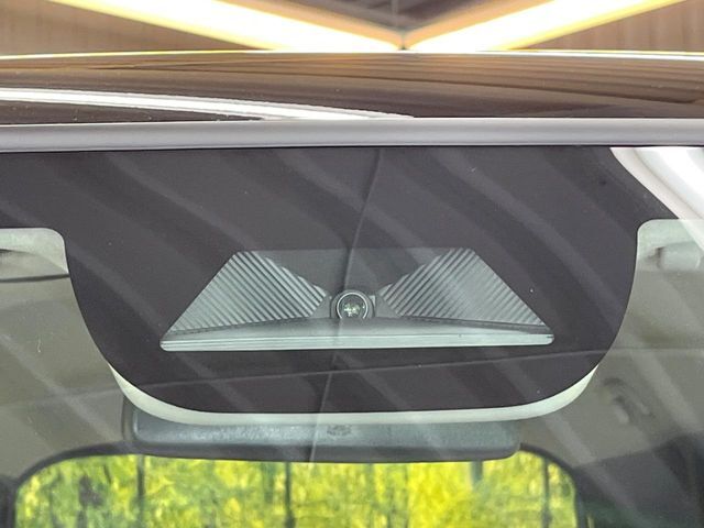 【ホンダセンシング】走行中に前方の車両等を認識し、衝突しそうな時は警報とブレーキで衝突回避と被害軽減をアシスト。より安全にドライブをお楽しみいただけます。
