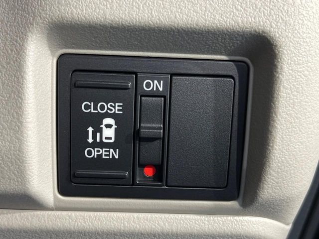 【パワースライドドア】スマートキーや運転席のスイッチでスライドドアの開閉が可能♪電動だから力を入れてドアを開ける必要が無く、小さいお子様でも、重い荷物を持っている時もラクに開け閉めできます♪