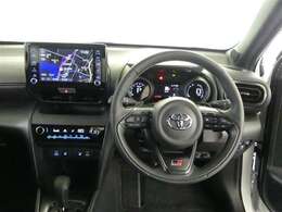 高いホールド性で運転姿勢が安定します。長距離ドライブでも疲れにくいのが魅力です。快適なドライビングライフをお送りください♪