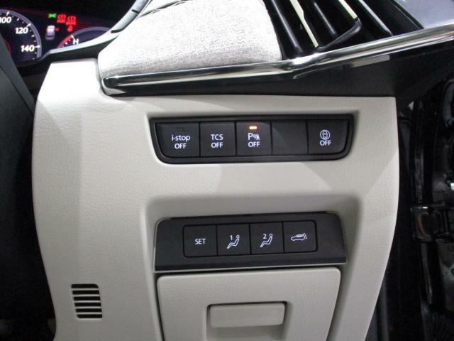 運転席足元には、安全装備のON/OFFスイッチや、運転席パワーシートのメモリースイッチがあります。