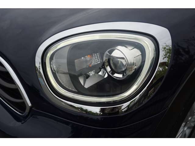 円形のヘッドライトによってどこから見てもMINIを感じていただけます！