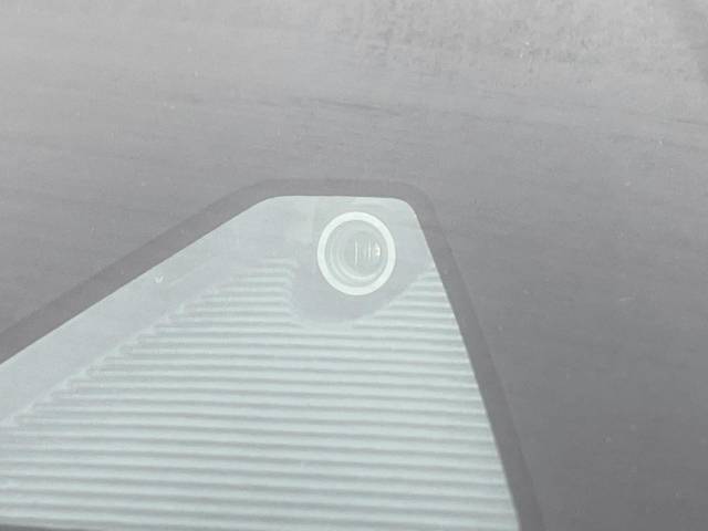 【i-ACTIVESENSE】走行中に前方の車両等を認識し、衝突しそうな時は警報とブレーキで衝突回避と被害軽減をアシスト。より安全にドライブをお楽しみいただけます。