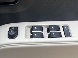 【電動格納ミラー】サイドミラーは電動格納式となっており、狭い駐車場でもキズがつくリスクを抑えられます。