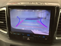 リバースギアに入れるだけで後方の表示へ切り替わります。夜間や雨の日の駐車も楽になりますよ。