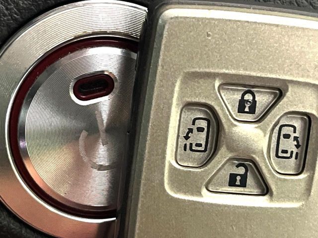 【スマートキー】カバンやポケットに入れたままでもドアの施錠・解錠が可能なスマートキーを装備。エンジンのオン・オフ時もカギを取り出す必要が無いからとっても便利です♪