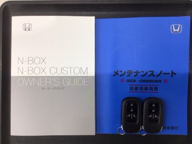 スマートキーは鍵をバッグに入れたままでもドアロックの開閉やエンジンのON・OFFができます。夜間や雨の日も鍵を探さなくて良いので便利です。