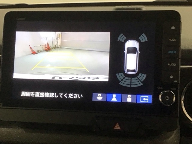 リバースギアに入れるだけで後方の表示へ切り替わります。夜間や雨の日の駐車も楽になりますよ。