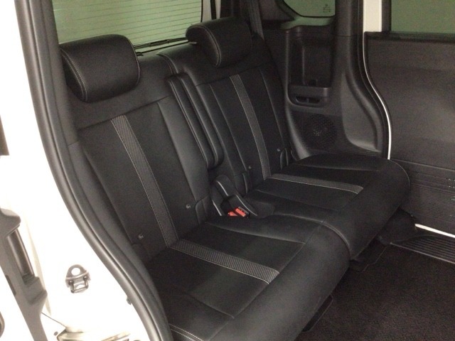 後席も余裕の広さ！ゆったりくつろげます！！