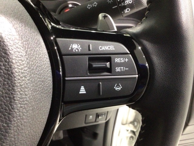 クルーズコントロールを装備しています。高速道路などで一定の速度で走ってくれるので運転が楽ですよ！速度を設定できますので、スピードの出しすぎにも注意できます。