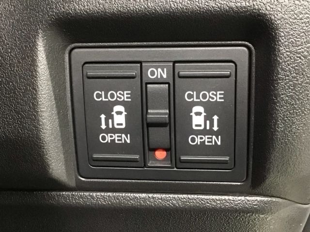 左右両側パワースライドドアが付いています。ワンタッチで簡単にお子様でも、お年寄りの方でも、開閉できますからとても便利です。キーレスや車内スイッチでも自動でドアの開閉ができます。