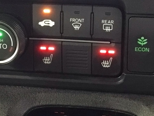 フロント両席にはシートヒーターが付いています！寒い日に便利な装備ですね。