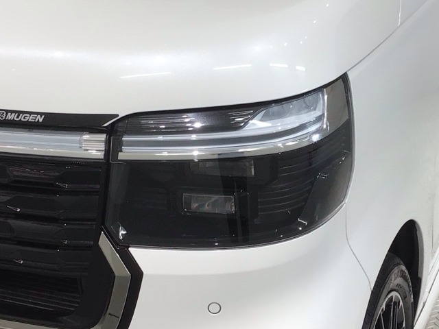 LEDヘッドライトは、点灯の瞬間から最大光量を発揮し、突然暗くなるトンネルなどでの安定感を高めます。