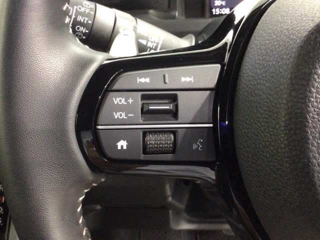 ステアリングにオーディオ操作スイッチが付いています。オーディオ画面に直接タッチしなくても操作が出来ますので、運転に集中できます。