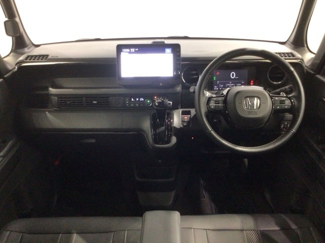 使いやすいレイアウトのダッシュボード周辺です。オートエアコンや小物入れなど嬉しい装備が満載です。