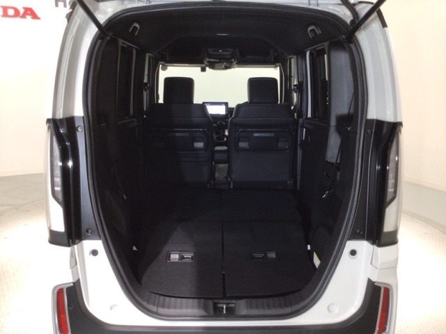 リアシートを倒すと、ラゲッジスペースを広くお使いいただけます！