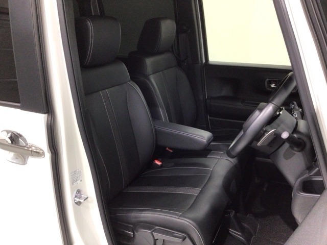 シートは厚めのクッションですのでゆったり座れますよ。後席も余裕の広さ！ゆったりくつろげます！！